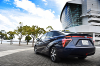 トヨタの燃料電池車（FCV）「ミライ」。正式デビューは2014年11月で、同年12月から販売されている。
    