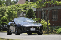 トップモデルの「Fタイプ R クーペ」には、「トルクベクタリング・バイ・ブレーキングシステム」や「電子制御アクティブディファレンシャル」など、コーナリング性能をより高めるための装備が与えられる。