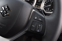 ステアリングホイールに備えられたアダプティブクルーズコントロールの操作スイッチ。ミリ波レーダー方式の自動緊急ブレーキやヒルディセントコントロールなど、運転支援システムは充実している。