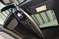 サンルーフも個性的。「コックピットルーフ」と呼ばれ、運転席と助手席、そして後席の3分割構成となる。