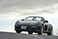 【テスト車のオプション装備】
バイキセノンヘッドライト＝27万6000円／シートヒーター＝7万7000円／カラークレストホイールセンターキャップ＝3万円／18インチ ボクスターSIIホイール＝19万1000円／BOSEサウンドシステム＝13万6000円／ボディカラー（レーシンググリーンメタリック）＝16万円（P）