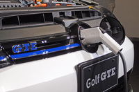 走行用バッテリーの充電は「VWバッジ」の背後にあるソケットを介して行う。