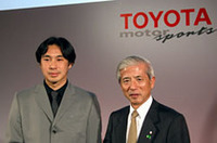 
	トヨタエンジンユーザー、モーナンレーシングよりIRLインディカーシリーズに参戦する高木虎之介（左）と、トヨタ自動車の齋藤明彦副社長
	 