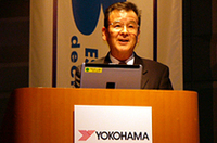 
    挨拶をする、横浜ゴムの鈴木久雄代表取締役副社長
    
    