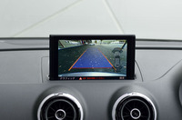 ダッシュボード上のディスプレイ（写真）には、カーナビのほか、運転支援システムを含むさまざまな車両情報が表示される。