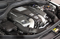 「メルセデスAMG GLS63 4MATIC」の5.5リッターV8ツインターボエンジン。最高出力585ps、最大トルク77.5kgmを発生する。