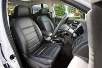 上級モデル「タイタニアム」には本革シートが標準装備。運転席は前後位置や高さを調節できる6ウェイ電動シートで、シートヒータも備わる。