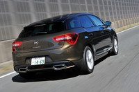 パワーステアリングは電動油圧式。シトロエンならではのハイドラクティブサスペンションは採用されない。