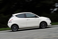 現在は5MT仕様しか設定されないが、輸入代理店となるガレーヂ伊太利屋は、来年早々にDFNと呼ばれる5ATの導入を予定している。