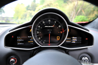 メーターのアップ。中央のアナログ式回転計をはさんで、左側のディスプレイには距離や外気温が、右側には走行モードや油温・水温といった車両情報が表示される。