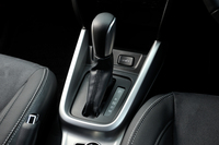 トランスミッションはトルコン式6段AT。手動変速も可能で、ステアリングホイールにはシフトパドルが装備される。