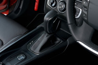 6段ATのシフトレバー。その手前には、エンジンのスタートボタンや、電動パーキングブレーキのスイッチが並ぶ。