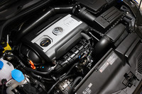 2リッターの「2.0TSI」が447万円、1.4リッターの「TSI」が392万円。フォルクスワーゲン・グループ・ジャパンは、新車登録日から初回車検満了日までの3年間の点検整備作業を工賃無償で受けることができる「フォルクスワーゲン プロフェッショナルケア」を導入したが、新型シロッコの価格にはこのプログラムが含まれている。
写真は2リッターエンジン。