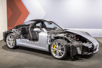 今回のワークショップで展示された、新型「911」のカットモデル。2＋2のシートレイアウトやエンジンをリアに積む点など、基本的なパッケージングこそ変わらないが、数々の新技術が盛り込まれている。