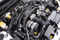 心臓部は、スバルの水平対向エンジンとトヨタの直噴システムの組み合わせ。カバーには両ブランドの名が刻まれている。