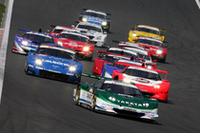 GT500クラスがスタート。各車、コカコーラ・コーナーに進入する。