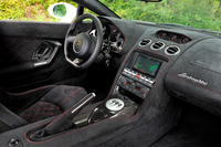 内装材として、人工皮革スエード素材のアルカンターラがふんだんに用いられる。