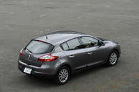 従来型よりホイールベースが15mm長くなり、全長も110mm伸びた。フロントがマクファーソンストラット、リアがトレーリングアームというサスペンション形式に変更はないが、サブフレームが新調されるなど、リファインが進んだ。フロントブレーキには280mmの通気式ディスク、リアには260mmのディスクが使われるが、ともに先代モデルより20mm大径になっている。これにより、100km/hからの制動距離が2m短い37mになったという。
