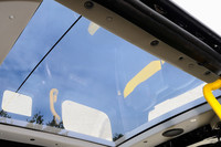 頭上には大型のグラスルーフが備わる。