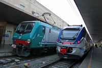 jazz（写真右）の横にやってきたのは、近年トレニタリアで活躍しているE464型の電気機関車。フィレンツェ・サンタマリア・ノヴェッラ駅にて。