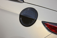 質感にこだわったという、アルミ製のフューエルリッド。「あえてブラック塗装をはがし、アルミ地を露出させるのもオツでしょう」とは、開発者の弁。