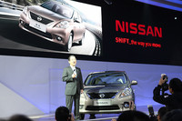 日産の志賀俊之COOと、中国で発売される「サニー」。