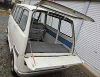 テールゲートは上下開き式である。