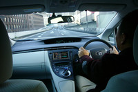 首都高速をゆく「プリウスPHV」。EV走行ならではの静かさ以外、プリウスとの特別な違いは見られない。