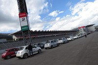 ピットレーンの手前でゲートオープンを待つアバルトの車列。