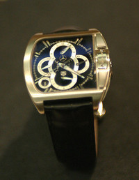 ディテールだけでなく、“ダブルひょうたん型？”みたいな文字盤もいいです。オリジナリティあり。SLRオーナーだけじゃなくても売ってくださーい！