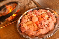 炭火焼きに続いて、名物の鶏すきが登場。真ん中には“きんかん”と並んで、殻のない薄皮だけの状態の卵が。聞けば、明日かあさってに生まれる予定だった卵だそうだ。