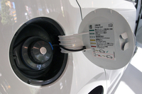 急速充電ポートはボディーの右側面、ガソリン車の給油口の位置にある。