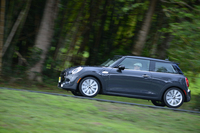 走行モード切り替え機構「MINIドライビングモード」には、「MID」（標準設定）、「SPORT」および省エネ志向の「GREEN」の計3モードがある。