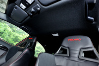 室内では天井と各ピラーの内装基調色をブラックで統一している。