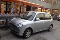 シエナのスーパーマーケットの前で、あるじを待つ「ダイハツ・トレビス」。