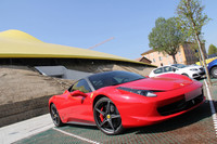 博物館の駐車場には英国ナンバーの「458イタリア」が駐車していた。