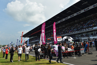 日本国内と同様、レース前のグリッドはにぎやかな雰囲気に包まれた。
    
