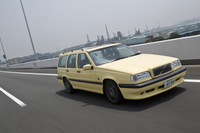 高出力のターボエンジンやスポーツサスペンションなどが採用された「T-5R」。ボルボ・カー・ジャパンによるレストアでは、内外装やパワートレインのリフレッシュに加え、足まわりについてもコイルやダンパーなどの交換が行われている。
    