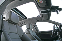 開口部の大きなサンルーフも選択可能。
    