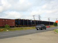 アーリントンファクトリーに隣接する列車線路。そこに、プラットフォームが山積みされている。