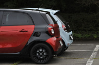 フロント同様、2台はリアのデザインもまったく異なっている。「フォーフォー」の左リアドアの後方には、「トゥインゴ」にはないエアインレットが備わる。