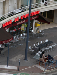 筆者が泊まった宿の向かいのタバコ店も、名前は「L’AVIATION（航空）」。