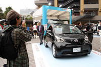 クイーンズスクエアで。11月20日の発売に先駆けて展示された「トヨタiQ」。携帯カメラに収めるギャラリーも。