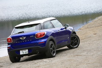 豊富なカラーバリエーションやオプション装備で、内外装を好きなように仕立てられるのも「MINI」の魅力。テスト車はメタリックペイントのボディーカラーやホワイトのボンネットストライプなどで、外装をコーディネートしていた。
    