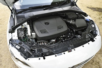 1.5リッター直4ターボユニットは152psと25.5kgmを発生する。JC08モード燃費は16.5km/リッター。