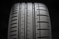 スーパーカー用ではセミスリック化して、グリップを徹底的に追及している。