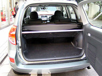 ラゲッジルームは確実に広く、便利になった。横開きはあいかわらず。