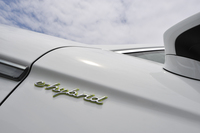 フロントドアの前端に「e-hybrid」のオーナメント。差し色の「アシッドグリーン」は、ポルシェのプラグインテクノロジーのテーマカラー。