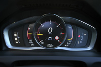 メーター表示の切り替え機構で「Performance」を選択すると、エンジン回転計が中央に表示される。