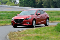 
	タイトなハンドリング路（舗装路）を行く。高Gシーンでの操舵（そうだ）応答性や安定性の改善をチェックしているところ。
	